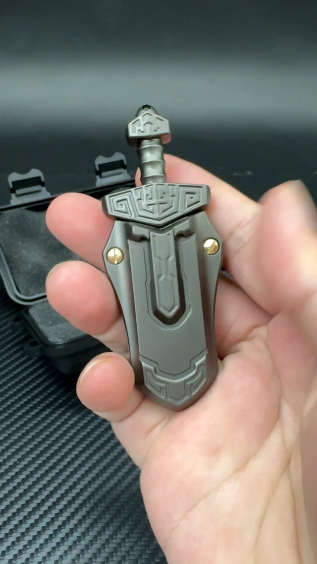 Amazon.co.jp: 精巧に彫刻された剣EDC Fidget Toy フィジェットトイ